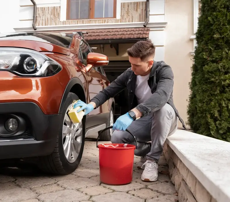 Lavage auto à domicile Clermont-Soubiran : professionnel intervenant sur un véhicule